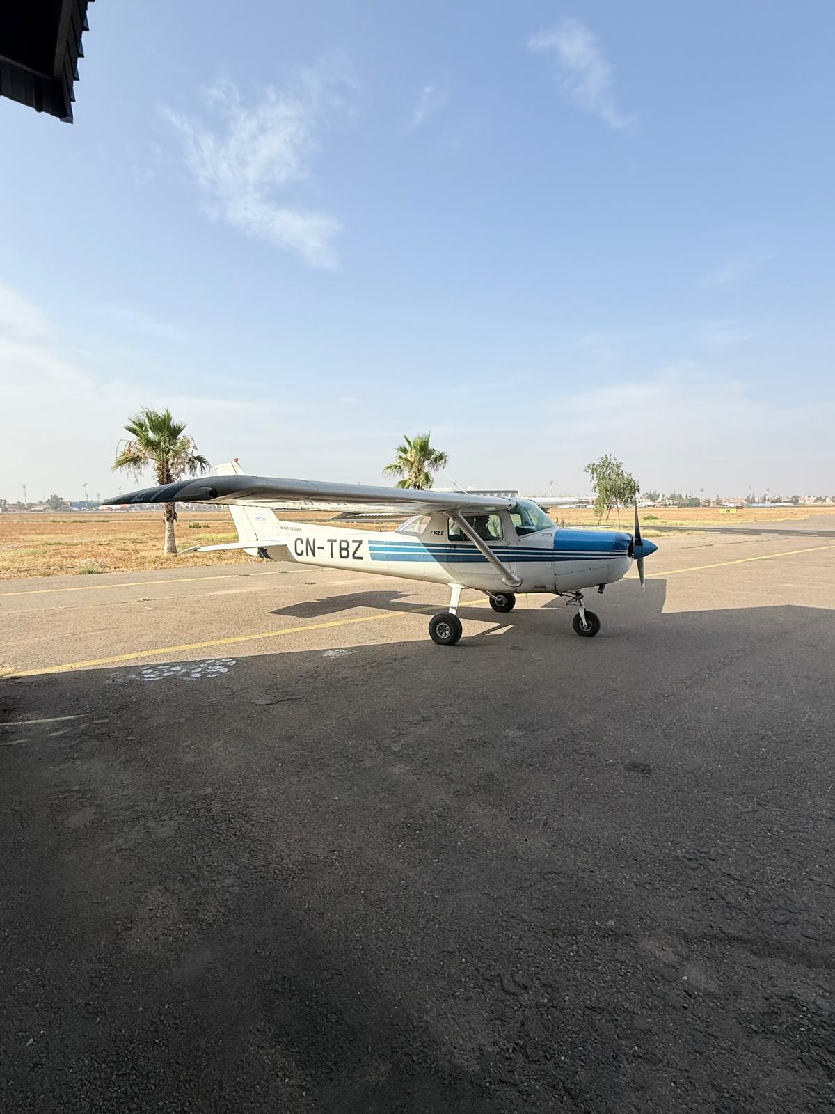 Le Cessna CN-TBZ devant le hangar, palmiers en arrière-plan
