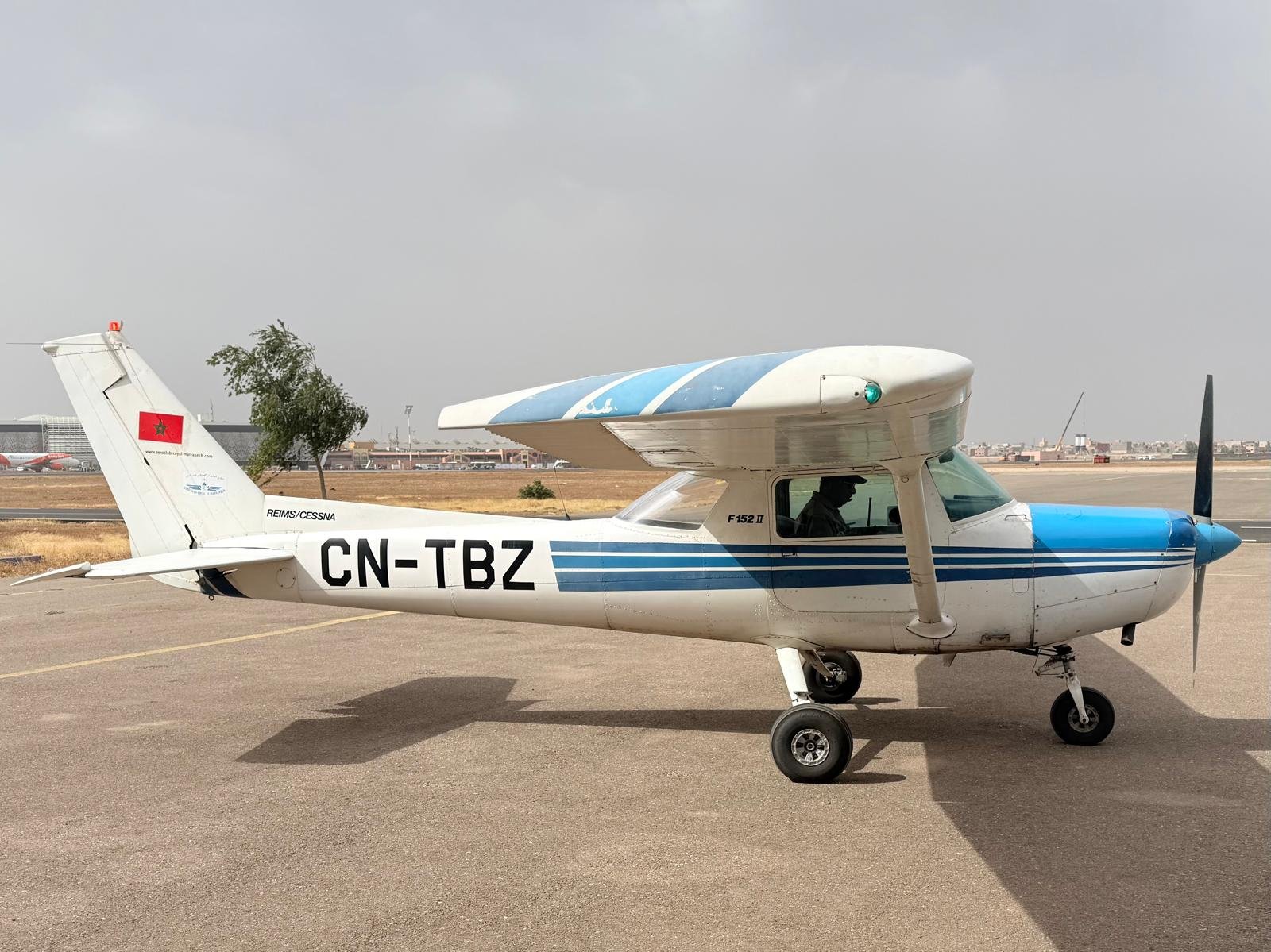 L'avion blanc et bleu immatriculé CN-TBZ sur le tarmac du club
